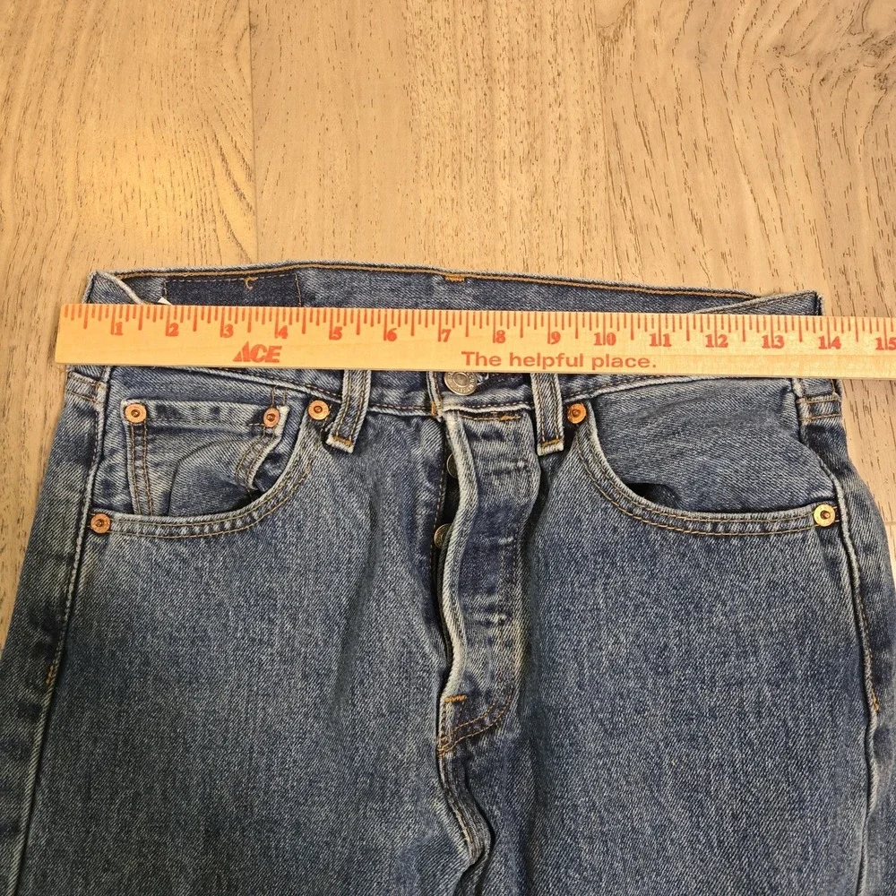 Levis excellent see